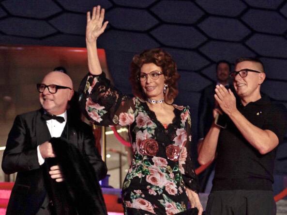 Dolce & Gabbana ha presentato per la prima volta le sue collezioni di Alta Moda, Alta Sartoria e Alta Gioielleria nel Museo Soumaya di Città del Messico, con l'icona del cinema italiano Sophia Loren come ospite d'onore.